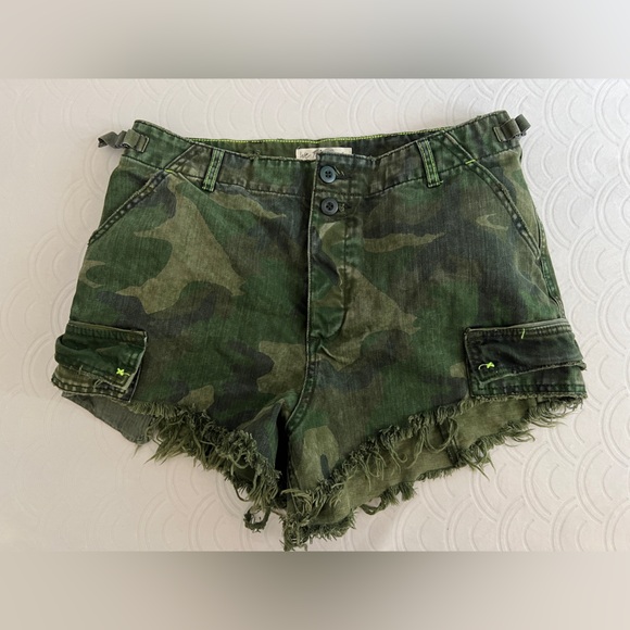 Free People Size 10 Camo Cutoff Fringe High Rise Cheeky Booty Streetwear Shorts - Picture 3 of 13
